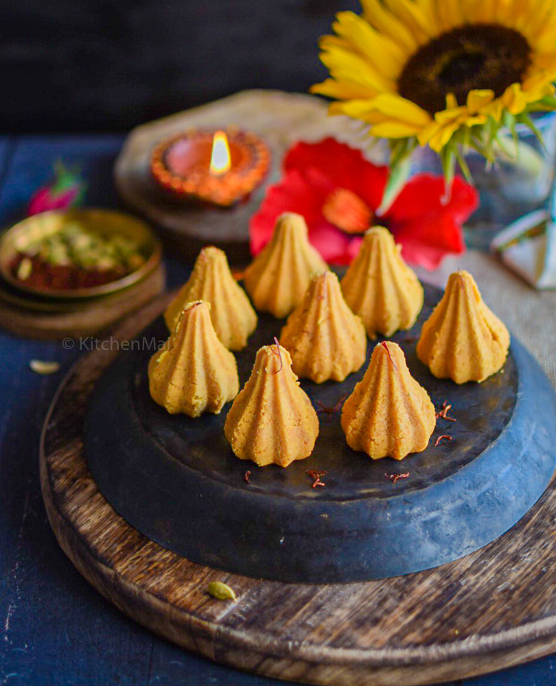 Chakkiwalle Kesar Mawa Modak|Gulten free Safrron Fudge is rich, creamy and delicious Indian sweet that was a great texture.It is absolutely melt in the mouth good and very addictive.